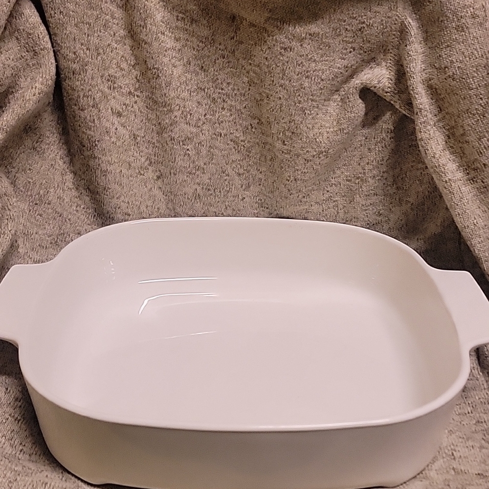 Corningware MW-A-10 microwave casserole dish. All white. Some scratches. Vintage